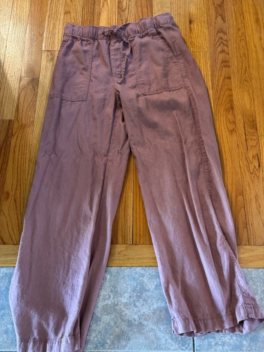 GAP Men's Relaxed Drawstring Joggers in Dusty Mauve